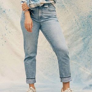 AE Strigid Mom Jean NWOT
Style: 0436-3935
Color: Blue Breeze
Size: 16 Short